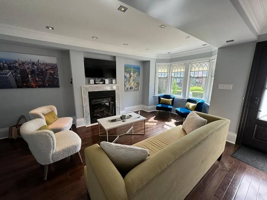 Holiday home Leaside Rental With Great Backyard & Pool Toronto Canada