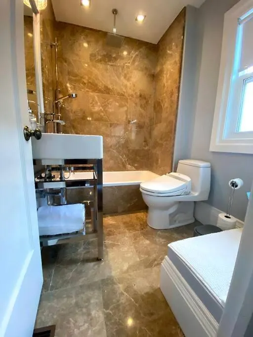 Leaside Rental With Great Backyard & Pool Toronto